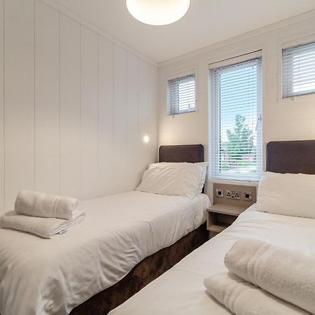 Norfolk Woods Resort And Spa Narborough  エクステリア 写真