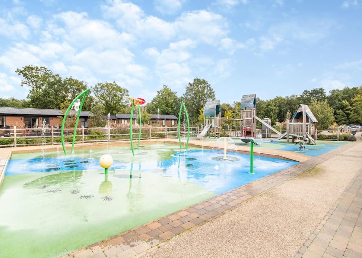 Norfolk Woods Resort And Spa Narborough  エクステリア 写真