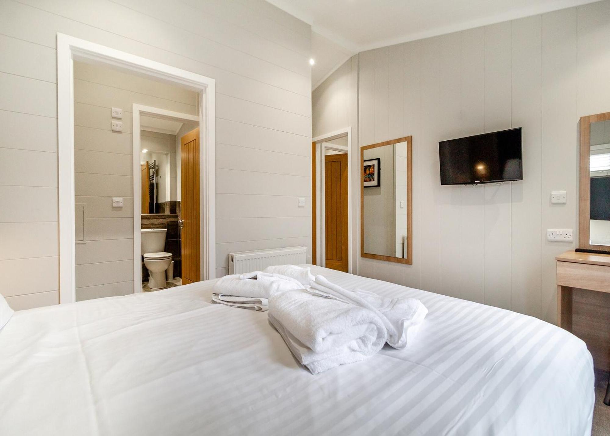 Norfolk Woods Resort And Spa Narborough  エクステリア 写真