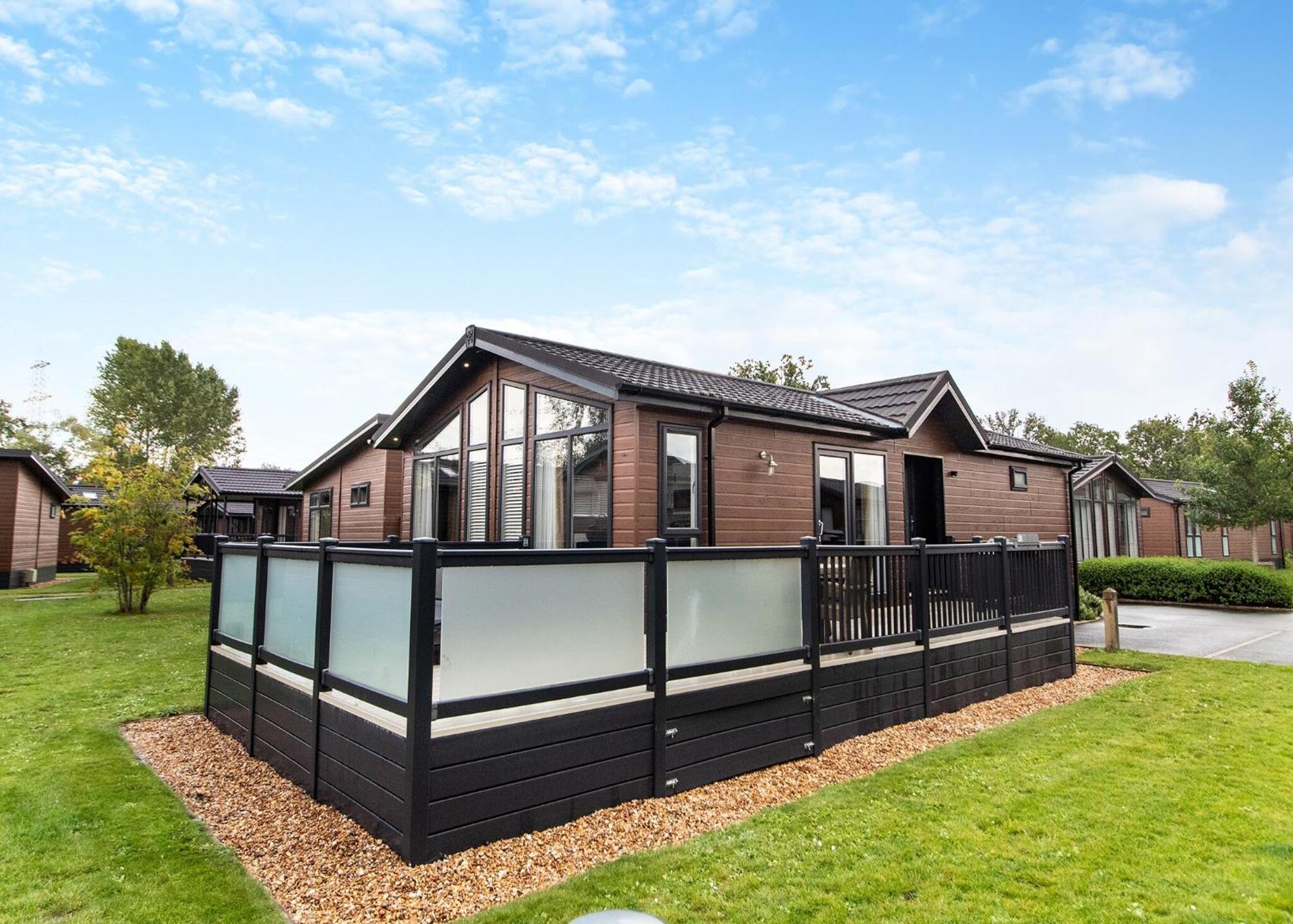 Norfolk Woods Resort And Spa Narborough  エクステリア 写真